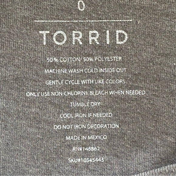 Torrid Graphic Tee Sz 0 La Calavera Skull Rose Gray Dia de los Muertos Goth - Picture 4 of 7